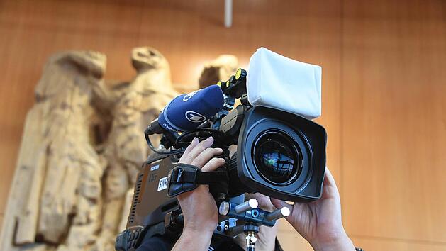 Vom Grundgesetz gemocht, vom B&uuml;rger mit Skepsis beobachtet: Die  &Ouml;ffentlich-Rechtlichen m&uuml;ssen stark an ihrem Image feilen. Und so einiges &auml;ndern.  Foto: Uli Deck/dpa