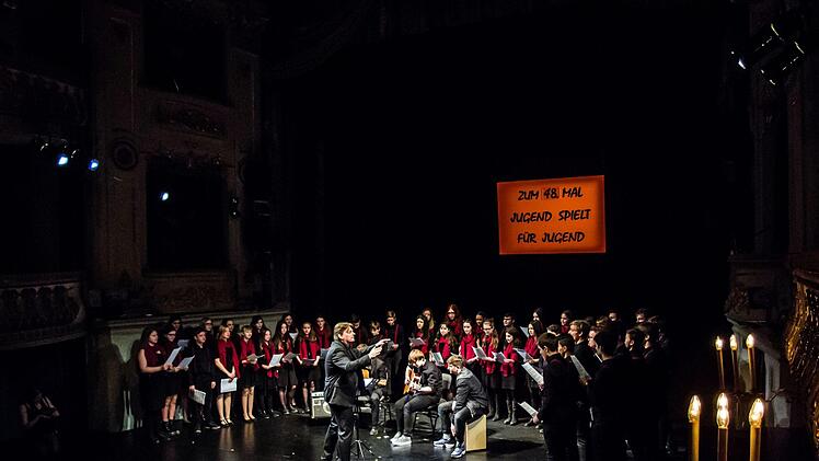 Impressionen von der Matinee "Jugend spielt für Jugend" im Landestheater Coburg: Chor der Realschule Coburg IFoto: Jochen Berger