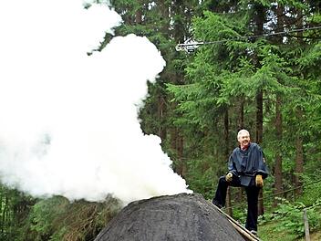 Der Kohlenmeiler im Thiemitztal mit dem verstorbenen Ehrenobmann Werner Stumpf Foto: Susanne Deuerling