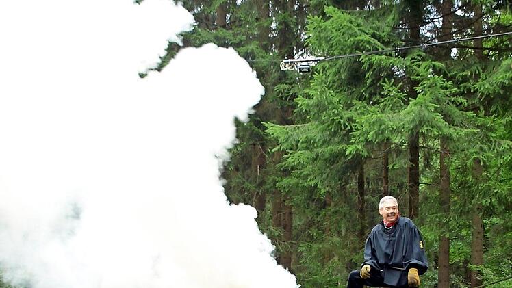 Der Kohlenmeiler im Thiemitztal mit dem verstorbenen Ehrenobmann Werner Stumpf Foto: Susanne Deuerling