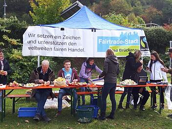 Zum Pinklauf 2019 verteilten die Ehrenamtlichen regionales Obst an die Läufer. Foto: Dirk Hönerlage