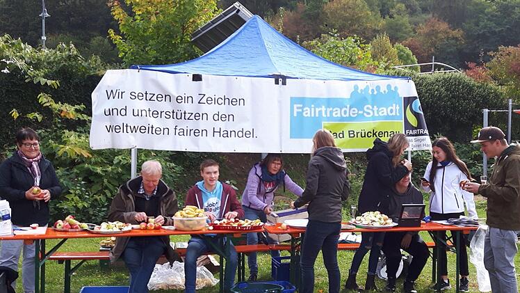 Zum Pinklauf 2019 verteilten die Ehrenamtlichen regionales Obst an die Läufer. Foto: Dirk Hönerlage