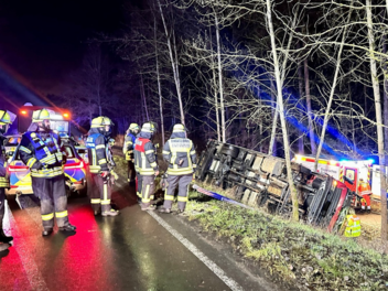 Erlangen: Fahrer stirbt nach Unfall trotz Sofortrettung - Lkw stürzt in Graben Erlangen: Fahrer stirbt nach Unfall trotz Sofortrettung - Lkw stürzt in Graben