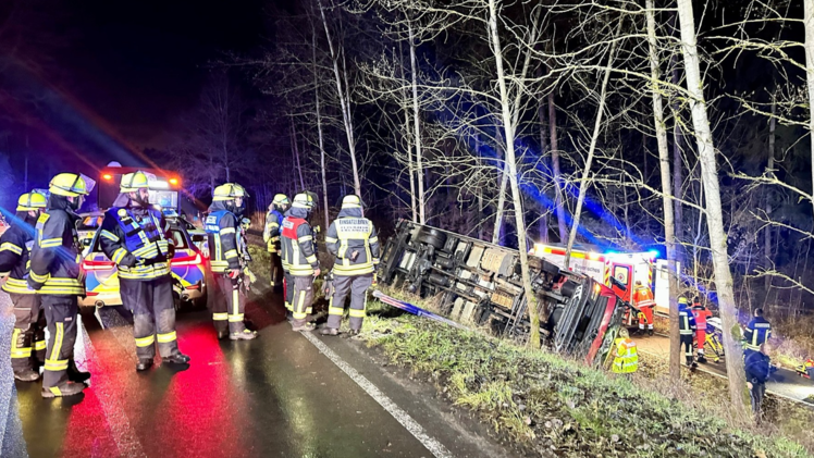 Erlangen: Fahrer stirbt nach Unfall trotz Sofortrettung - Lkw stürzt in Graben