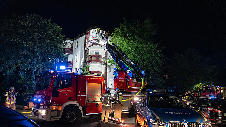 Großeinsatz: Feuerwehr rückt zu nächtlichen Balkonbrand aus