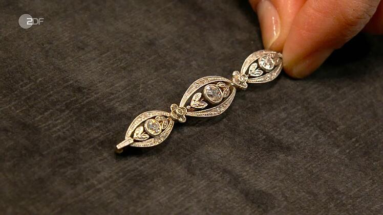 Ebenfalls verkauft wurde die mit Diamanten besetzte Stabbrosche aus der Zeit zwischen 1900 und 1910 mit einem Wert von 700 bis 800 Euro. Elke Velten gab 700 Euro für das antike Schmuckstück aus.