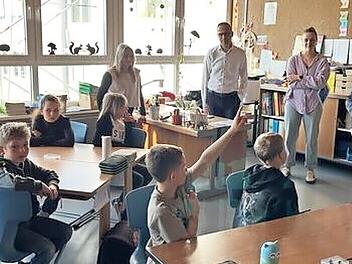 Beim gemeinsamen Klassenfr&uuml;hst&uuml;ck &uuml;bernahm Landrat Thomas Bold kurzzeitig den Unterricht.