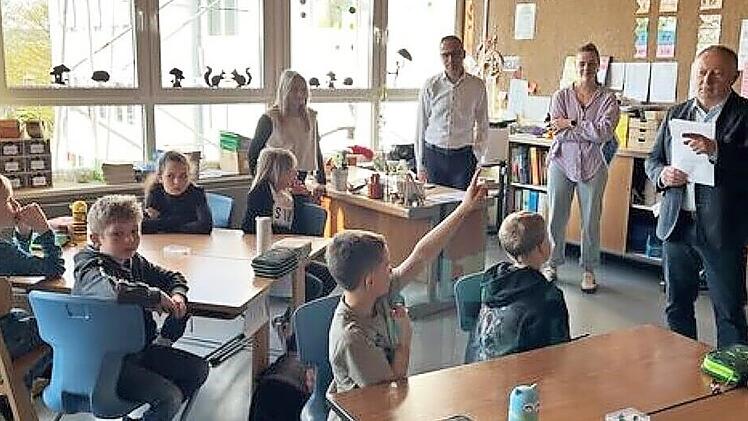 Beim gemeinsamen Klassenfr&uuml;hst&uuml;ck &uuml;bernahm Landrat Thomas Bold kurzzeitig den Unterricht.