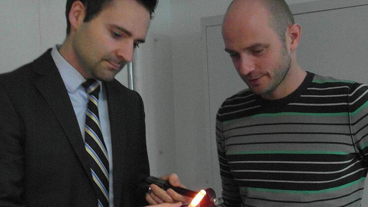 Sie sind stolz auf ihre Entwicklung des keramischen Glühzünders: Hannes Kühl und sein Fertigungsleiter, Marco Neubauer, von Rauschert in Steinbach am Wald. Foto: Veronika Schadeck