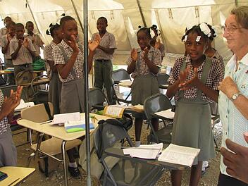 Schwester Maria Pfadenhauer (rechts) will mit nächsten Projekten vor allem den Kindern helfen, die wie hier im Bild, in Zelten zur Schule gehen müssen. Foto: K.-H. Hofmann