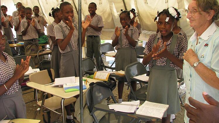 Schwester Maria Pfadenhauer (rechts) will mit nächsten Projekten vor allem den Kindern helfen, die wie hier im Bild, in Zelten zur Schule gehen müssen. Foto: K.-H. Hofmann