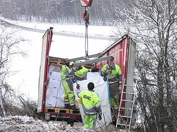 Tonnenweise Drogerieartikel wurden von den Bergungsprofis aus dem abgestürzten Auflieger umgeladen. Foto: Andreas Dorsch