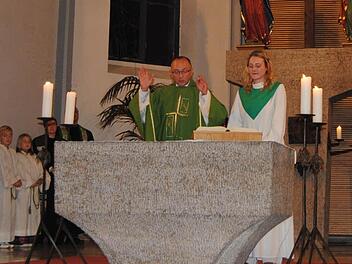Karina Weiß mit Pfarrer Kidjemet beim Abschiedsgottesdienst am Altar