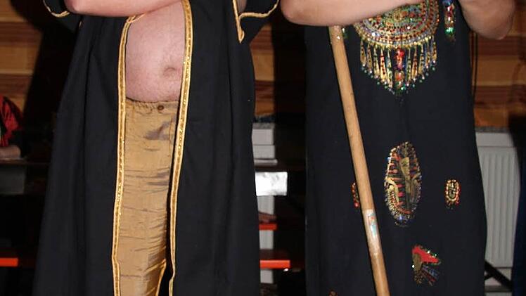 Ein gewagtes Outfit hatten sich die Bediensteten des Sultans ausgesucht.