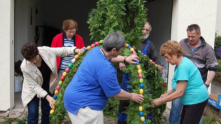 Beim Schmücken der Brunnenkrone in Frankenbrunnen packten die Ortsvorsitzende Maria Zier (links) und die Kreisvorsitzende Irmgard Heinrich (2. v. r) tatkräftig mit an. Foto: Günther Straub