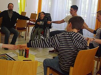 Zu den Gruppenstunden gehören auch einige sich wiederholende Teile wie die Begrüßung mit der Nennung der Namen, Lieder und das gemeinsam gesprochene "Vater unser".  Foto: Heike Schülein