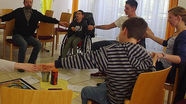 Zu den Gruppenstunden gehören auch einige sich wiederholende Teile wie die Begrüßung mit der Nennung der Namen, Lieder und das gemeinsam gesprochene "Vater unser".  Foto: Heike Schülein