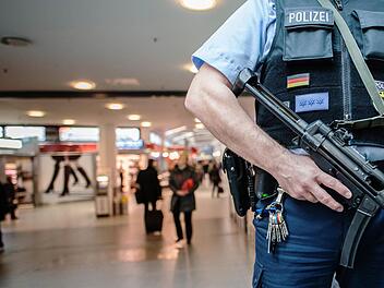 Ein bewaffneter Polizist am Flughafen Berlin-Tegel: Nach den Terroranschlägen von Paris wurden Sicherheitsvorkehrungen auf öffentlichen Plätzen und in öffentlichen Gebäuden verstärkt. Foto: Paul Zinken/dpa