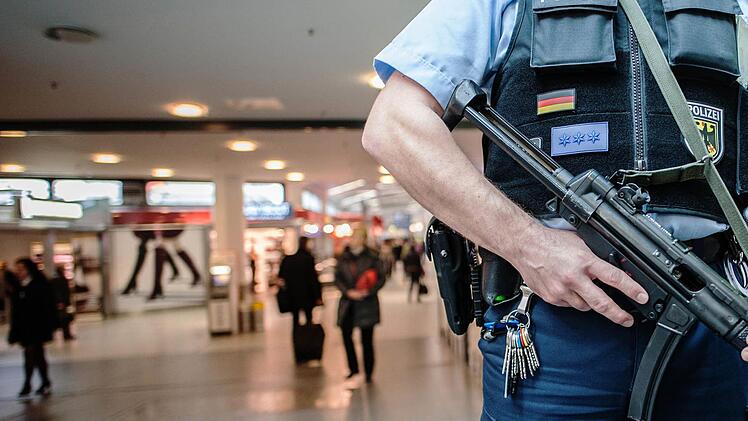 Ein bewaffneter Polizist am Flughafen Berlin-Tegel: Nach den Terroranschlägen von Paris wurden Sicherheitsvorkehrungen auf öffentlichen Plätzen und in öffentlichen Gebäuden verstärkt. Foto: Paul Zinken/dpa