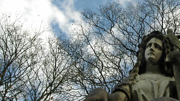 Greifbare Geschichte: Kapellenfriedhof und Trauernde Germania bieten Zeugnisse des Bruderkriegs. Foto: Siegfried Farkas