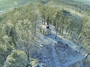 An einem der wenigen Schneetage dieses Winters entstand vor wenigen Wochen diese herrliche Luftaufnahme von der künftigen Pilgerstätte rund um die Barbara-Kapelle und dem im Herbst aufgestellten, neuen Kreuz auf Eberns heiligem Berg. Das idyllische Fleckchen dürfte bald viele "Gipfelstürmer" anlocken. Foto: Andreas Köhler