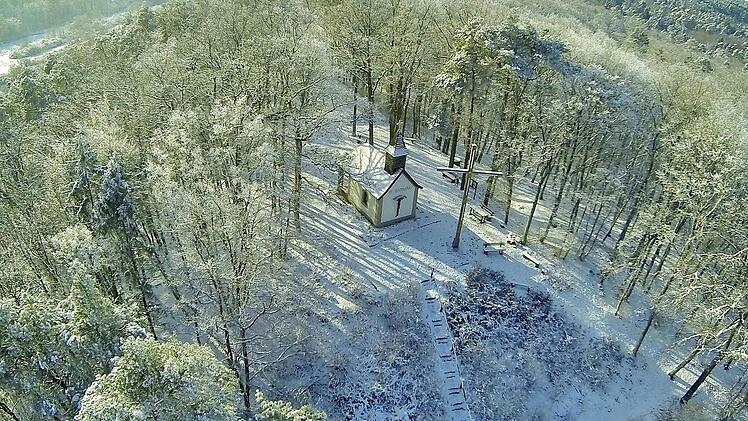 An einem der wenigen Schneetage dieses Winters entstand vor wenigen Wochen diese herrliche Luftaufnahme von der künftigen Pilgerstätte rund um die Barbara-Kapelle und dem im Herbst aufgestellten, neuen Kreuz auf Eberns heiligem Berg. Das idyllische Fleckchen dürfte bald viele "Gipfelstürmer" anlocken. Foto: Andreas Köhler
