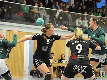 Letzte Pässe: Wohl nur als Schiedsrichter-Gespann bleiben Sabrina Kleinhenz (links) und Lisa Wenzke (rechts) dem Handballsport erhalten. Ein arg kleiner Trost für die SG Garitz/Nüdlingen, die damit zwei Leistungsträger verliert. Foto: Hopf