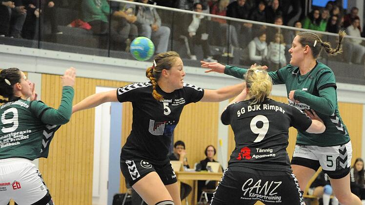 Letzte Pässe: Wohl nur als Schiedsrichter-Gespann bleiben Sabrina Kleinhenz (links) und Lisa Wenzke (rechts) dem Handballsport erhalten. Ein arg kleiner Trost für die SG Garitz/Nüdlingen, die damit zwei Leistungsträger verliert. Foto: Hopf