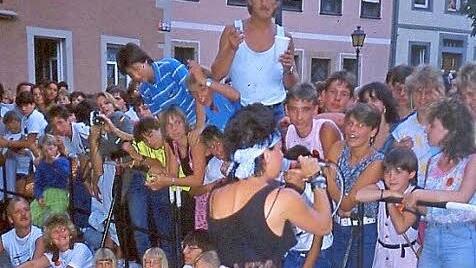 Ina Deter am Anger ganz nah am Publikum.