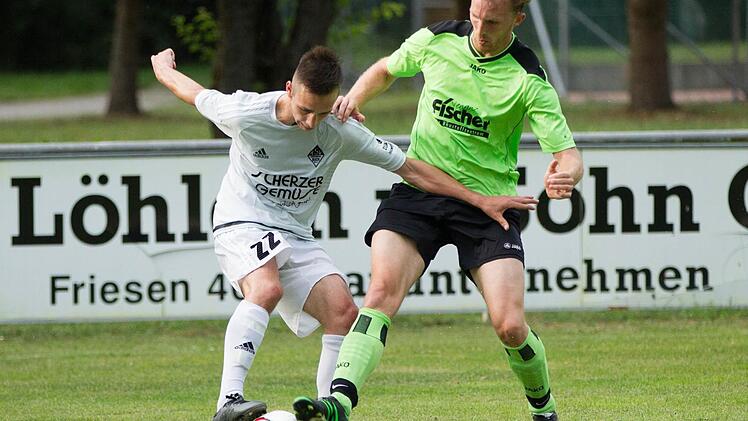 Nach zwei Jahren beim SV Friesen ist Philipp Kestel (rechts), der zuvor beim TSV Neukenroth gespielt hat, als Spielertrainer zum TSV Gundelsdorf gewechselt. Foto: Archiv/Heinrich Weiß