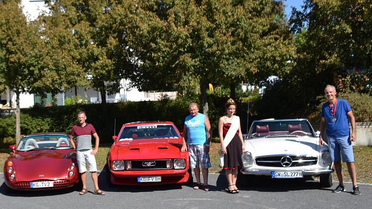 Der erste Platz der Kategorie "Nicht Porsche" ging an den Kissinger Eve Engel mit seinem handgefertigten TVR Tuskin aus England (links), daneben Klemens Fittkau aus Eltingshausen mit seinem Ford Mustang, Baujahr 1973. Der Preis der Rosenkönigin ging an einen Mercedes 280 SL, Baujahr 1970. Foto: Nicolas Thoma