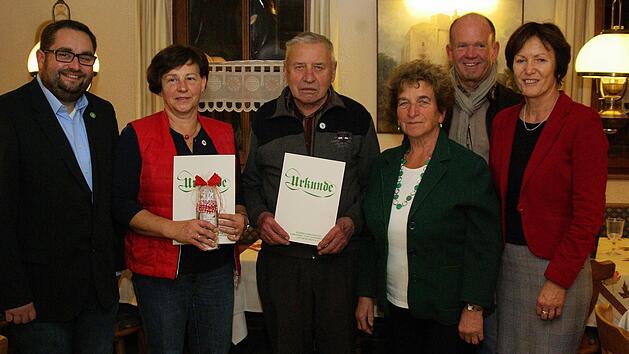 Markus Stockmann (l.) sowie Christine Bender, B&uuml;rgermeister Karlheinz Kickuth und Irmgard Heinrich (v. r.) dankten Ilonka Gerlach und Josef Hey (Mitte) f&uuml;r ihre Treue.  Foto: Winfried Ehling