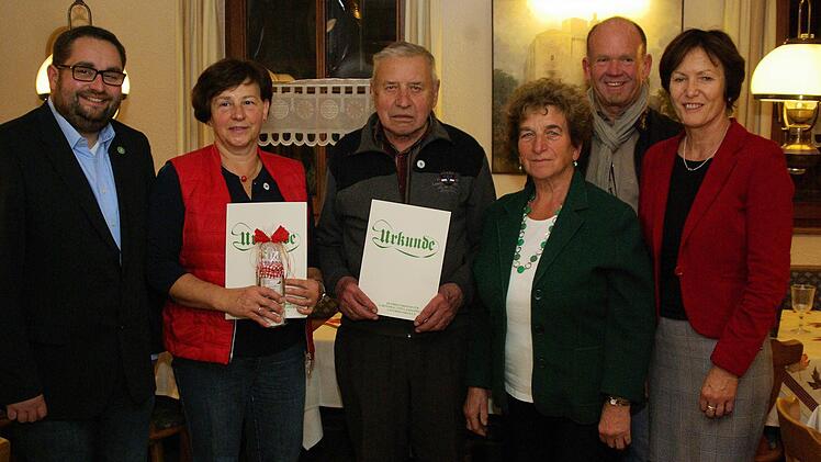 Markus Stockmann (l.) sowie Christine Bender, Bürgermeister Karlheinz Kickuth und Irmgard Heinrich (v. r.) dankten Ilonka Gerlach und Josef Hey (Mitte) für ihre Treue.  Foto: Winfried Ehling