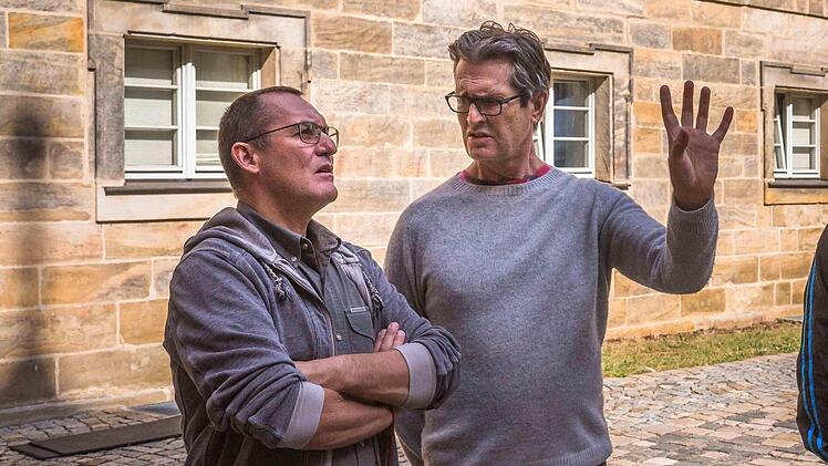Regisseur Ruppert Everett (rechts) bespricht im Oberen Schlosshof die Filmproduktion in Thurnau. Foto: Archiv/Günter Karittke