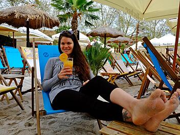Sandra Bazail testet schon mal die Liegestühle am Stadtstrand. Foto: Nikolas Pelke