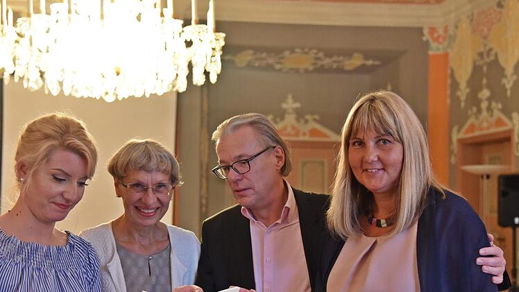 Zur Jahrestagung der Prinz-Albert-Gesellschaft wurde auch eine neue Publikation vorgestellt (von links): Franziska Bartl, Dr. Silvia Pfister (Leiterin der Landesbibliothek), Prof. Dr. Frank-Lothar Kroll und Dr. Birgit Weber . Foto: Gabi Arnold