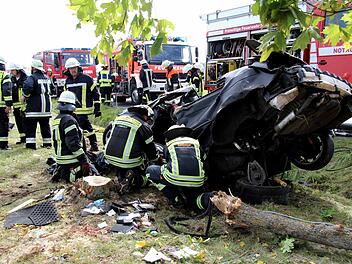 Der BMW wird durch die  Feuerwehr geborgen. Foto: Richard Sänger