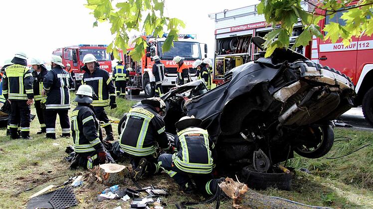 Der BMW wird durch die  Feuerwehr geborgen. Foto: Richard Sänger