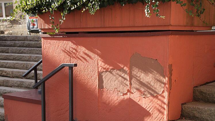 Schon der Laie erkennt von außen den Sanierungsbedarf der Bad Brückenauer Stadtpfarrkirche. Foto: Ulrike Müller