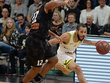 Überragender Bayreuther war Kassius Robertson (rechts), der hier Trevor Releford zur Slalomstange degradiert.  Foto: Peter Mularczyk