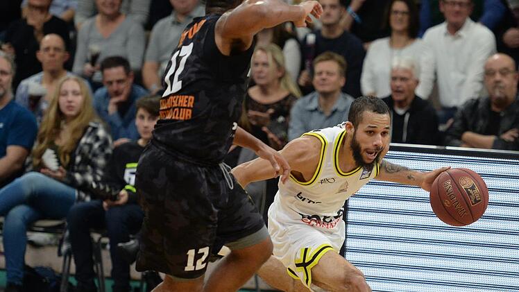 Überragender Bayreuther war Kassius Robertson (rechts), der hier Trevor Releford zur Slalomstange degradiert.  Foto: Peter Mularczyk
