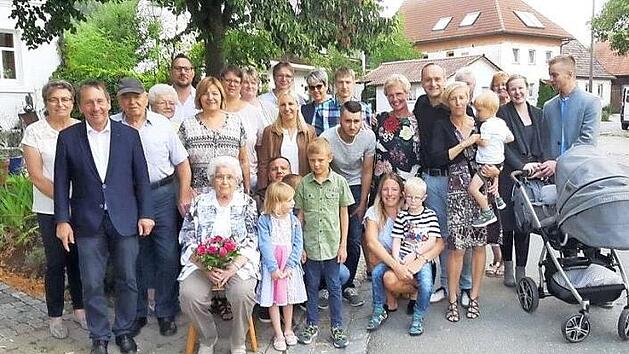 Viele Gratulanten scharten sich um Maria Schuberth (vorne sitzend). Foto: pr