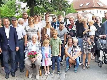 Viele Gratulanten scharten sich um Maria Schuberth (vorne sitzend). Foto: pr