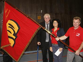 Lange war sie verschollen: die Fahne des SPD Ortsvereins Ebersdorf. Im Rahmen der 100 Jahr Feier konnte sie wieder in die Obhut des Vereins &uuml;bergeben werden. Von links: 2. B&uuml;rgermeister Joachim Hassel, Vorsitzende Sabine K&ouml;nig und "Fahnentr&auml;ger" Ronald K&ouml;nig.Martin Rebhan