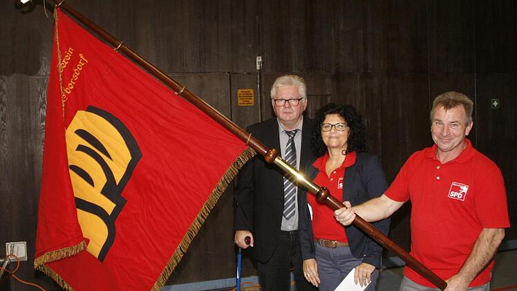 Lange war sie verschollen: die Fahne des SPD Ortsvereins Ebersdorf. Im Rahmen der 100 Jahr Feier konnte sie wieder in die Obhut des Vereins &uuml;bergeben werden. Von links: 2. B&uuml;rgermeister Joachim Hassel, Vorsitzende Sabine K&ouml;nig und "Fahnentr&auml;ger" Ronald K&ouml;nig.Martin Rebhan