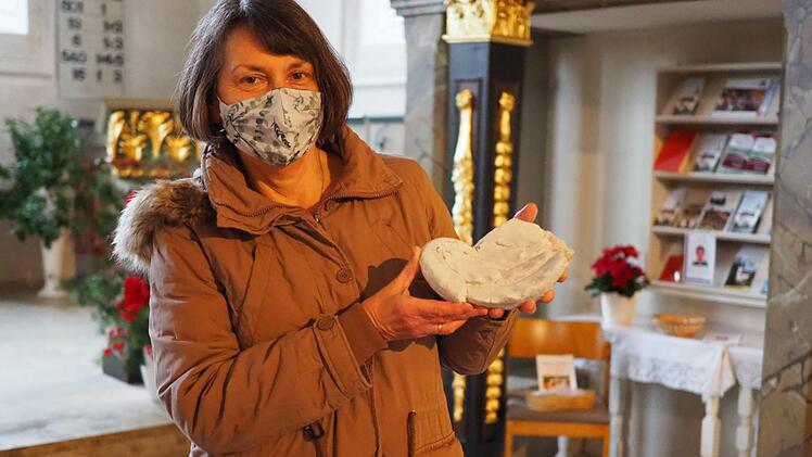 Kirchenvorstandsvorsitzende Hannelore Gesslein mit dem abgebrochenen Flügel der Hassenberger Engelsfigur Foto: Cindy Dötschel