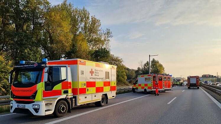 Unfall auf A73 bei Erlangen: Karambolage sorgt für etliche Verletzte - schamlose Gaffer filmen Einsatz