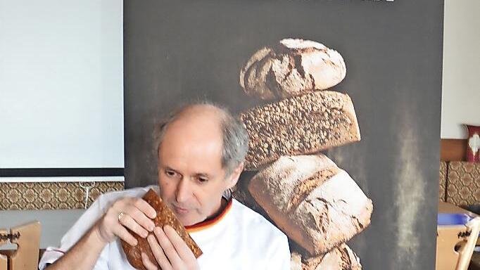 Schon der Duft spielt eine wichtige Rolle bei der Qualitätsbeurteilung eines Brotes. Mittwoch und Donnerstag wird man den Qualitätsprüfer Manfred Stiefel in Kronach über die Schulter schauen können, am Donnerstag ab 14 Uhr steht er auch den Intere...