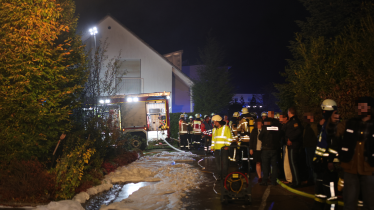 Feuerwehr-Gro&szlig;einsatz in Sachsen: Carport-Brand greift auf Haus &uuml;ber