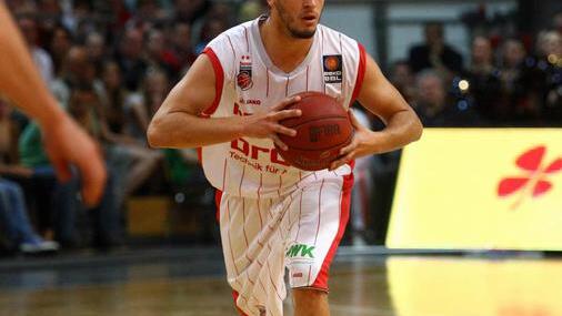 Der Bamberger Daniel Schmidt passt den Ball.